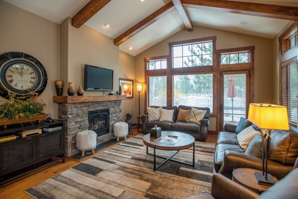 TV, caminetto, lettore DVD, tavolo da ping pong