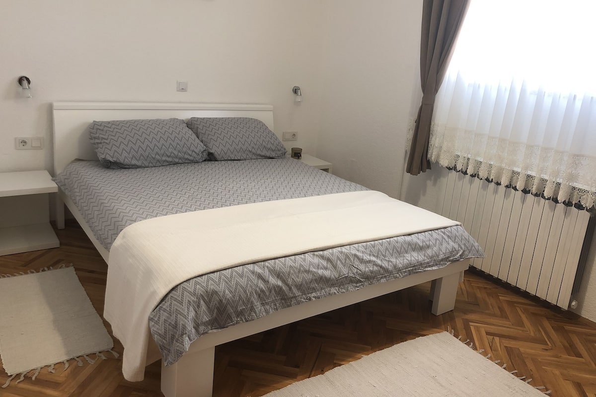 1 habitación, decoración personalizada, muebles diferentes y escritorio