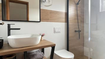 Chambre Standard, vue sur le jardin (3) | Salle de bain | Douche, douche cascade, séchoir à cheveux, serviettes fournies