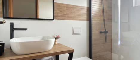 Chambre Standard, vue sur le jardin (3) | Salle de bain | Douche, douche cascade, séchoir à cheveux, serviettes fournies