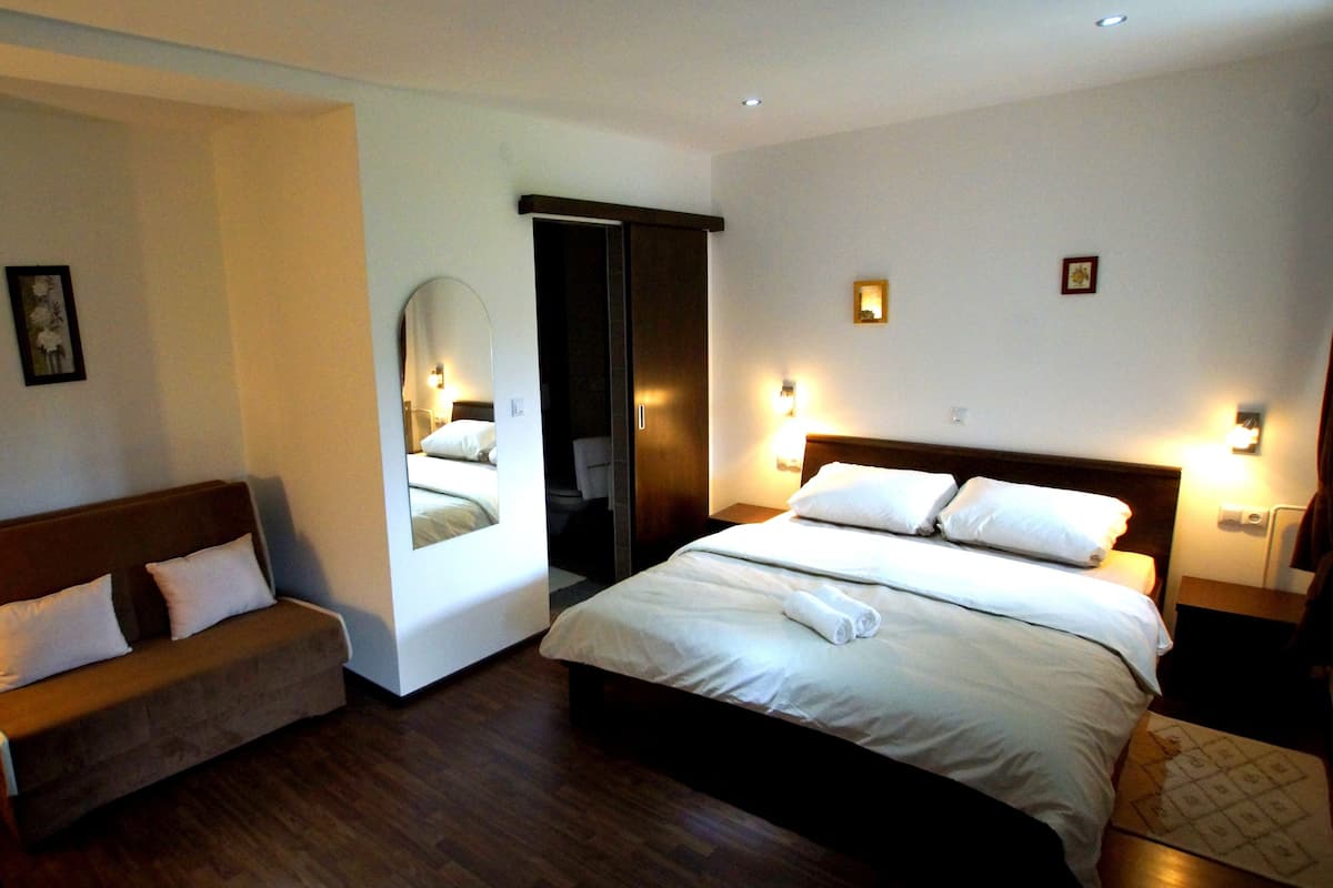 1 habitación, decoración personalizada, muebles diferentes y escritorio