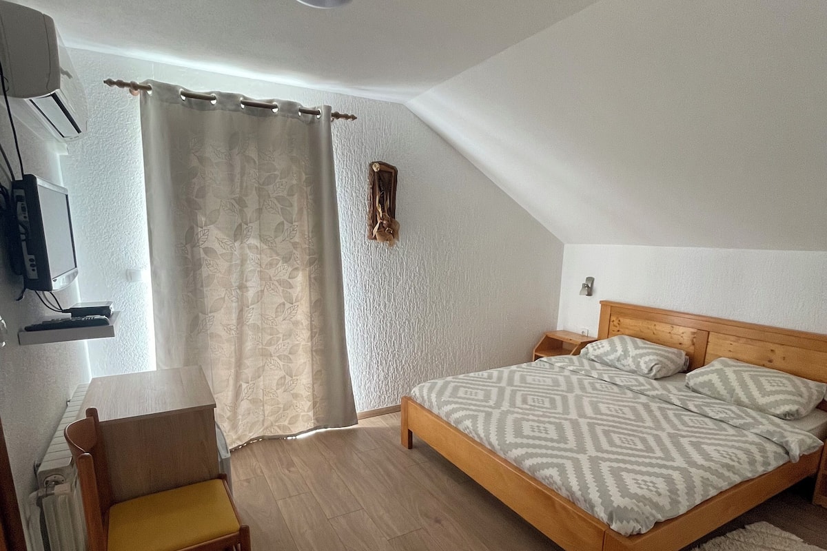 1 habitación, decoración personalizada, muebles diferentes y escritorio