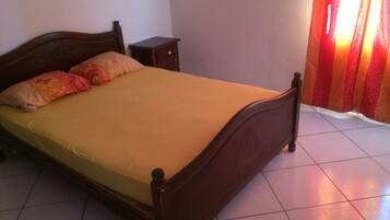 Ropa de cama hipoalergénica, muebles diferentes y escritorio