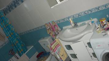 Family Studio, 1 Bedroom (4) | Bathroom | Towels, toilet paper