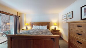 2 bedrooms, Internet, bed sheets - Lodge-Style Condo with Golf Views, A/C & BBQ (Sunriver)