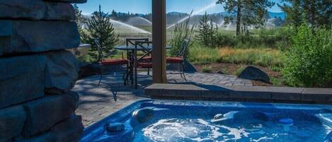 Tina de hidromasaje al aire libre