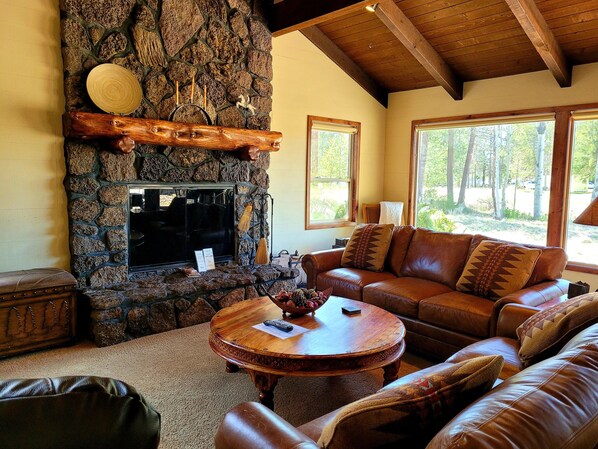 TV, fireplace - Meadows Retreat with A/C, BBQ & Golf Views (Sunriver)