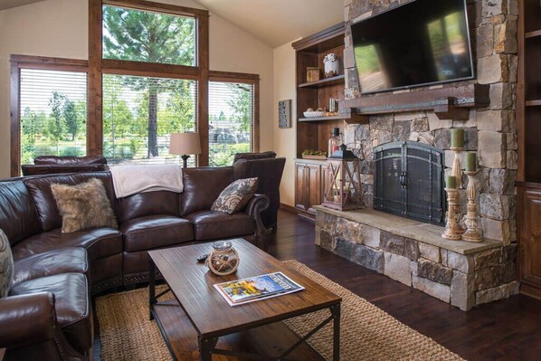 TV, caminetto, lettore DVD, tavolo da ping pong