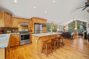 Fridge, microwave, oven, stovetop - Reverse-Living Retreat with A/C, BBQ & Ping Pong (Sunriver)