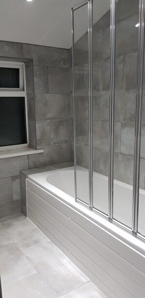 Maison Deluxe, 4 chambres | Salle de bain | Baignoire et douche séparées, baignoire relaxante profonde