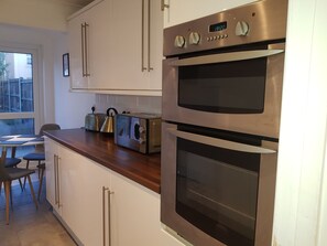 Deluxe House, 4 Bedrooms | Private kitchen - London House (London)