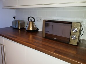 Deluxe House, 4 Bedrooms | Microwave - London House (London)