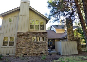 Exterior - Family Townhouse with Fireplace, A/C & Garage (Sunriver)