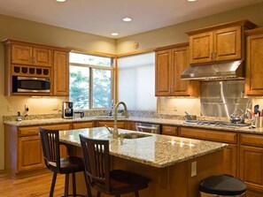 Fridge, microwave, oven, stovetop - Woodlands Retreat with Hot Tub, Ping Pong & Deck (Sunriver)