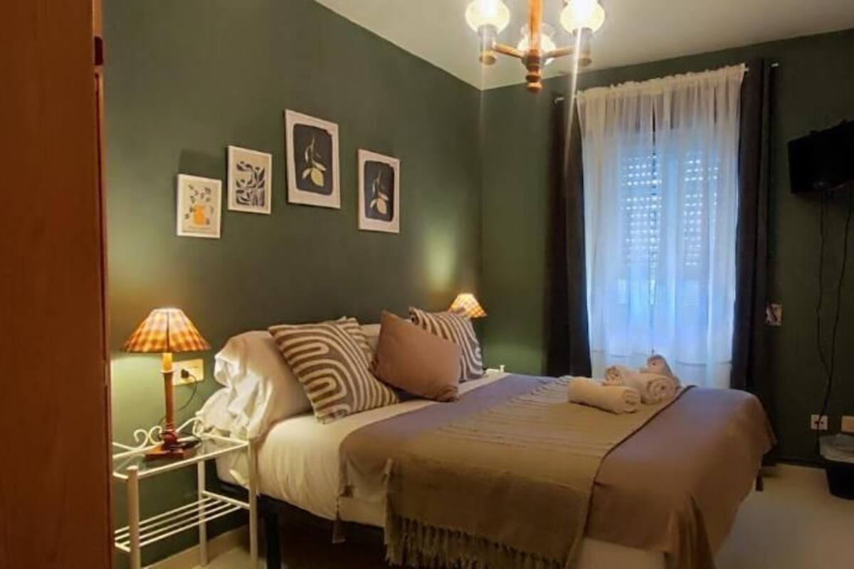 Economy Room | Premium bedding, down duvets, desk, laptop workspace