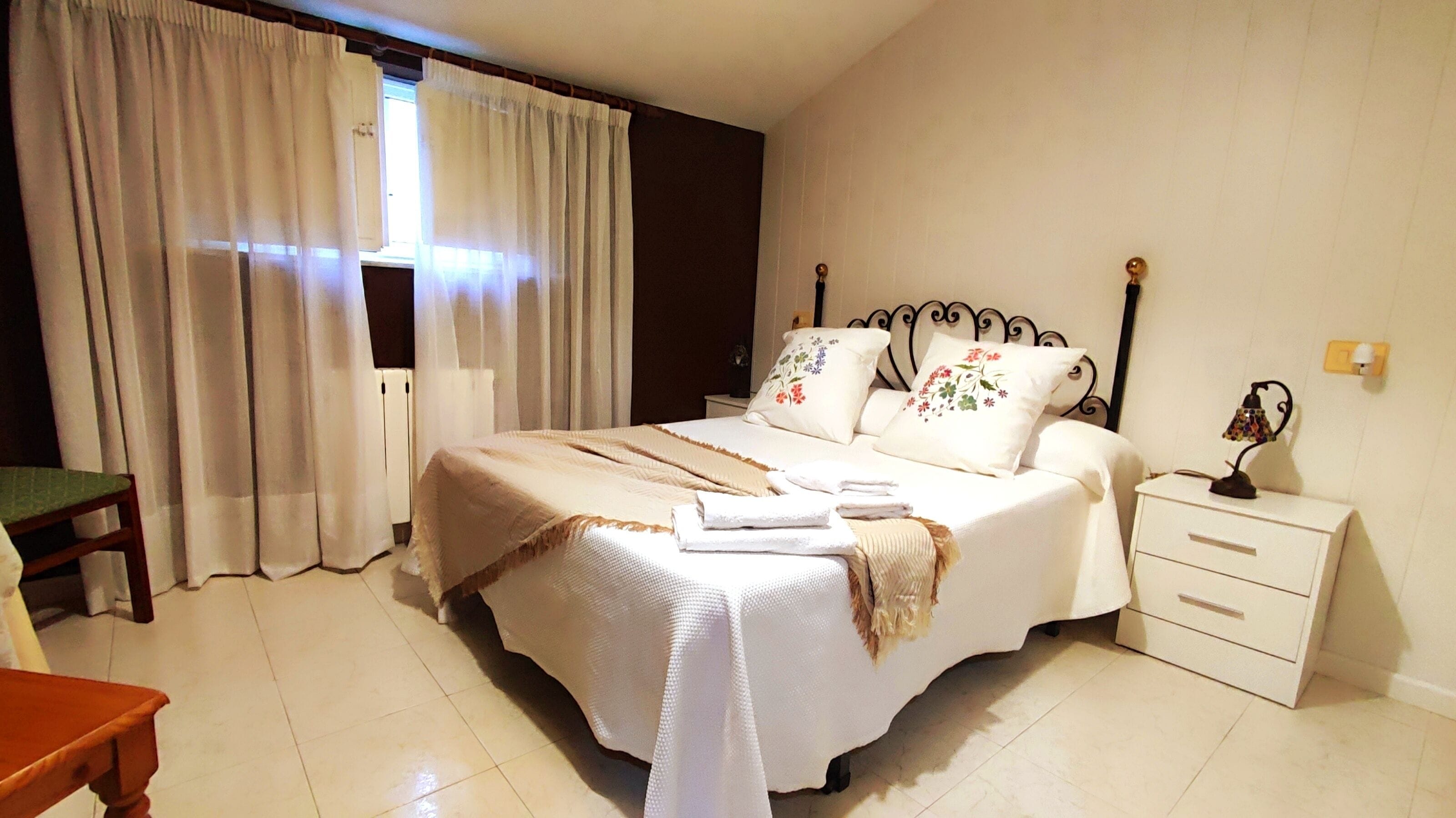 经典双人房, 1 间卧室 | 高  档床上用品、羽绒被、办公桌、笔记本电脑工作区