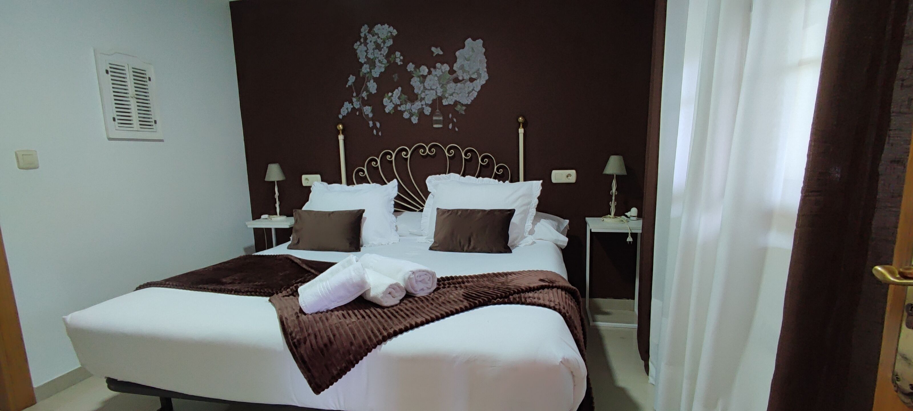 Habitación clásica doble, 1 habitación | Ropa de cama de alta calidad, edredones de plumas, escritorio