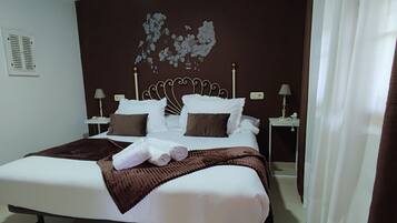 Habitación clásica doble, 1 habitación | Ropa de cama de alta calidad, edredones de plumas, escritorio