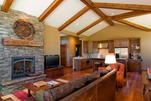 TV, fireplace, DVD player - Lakeside Cabin with A/C, Hot Tub & Peaceful Views (Bend)