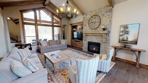 Fernseher, Kamin, DVD-Player, Tischfußball