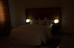 Bộ đồ giường cao cấp, minibar, két bảo mật tại phòng, bàn