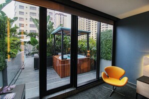 49-inch flat-screen TV with satellite channels, TV - Quartz Hotel & SPA (Tijuana)