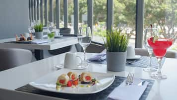 Petit-déjeuner, déjeuner et dîner servis sur place