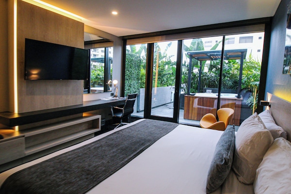 Jacuzzi Pool Garden Single | Sängtillbehör av högsta kvalitet och värdeförvaringsskåp på rummet