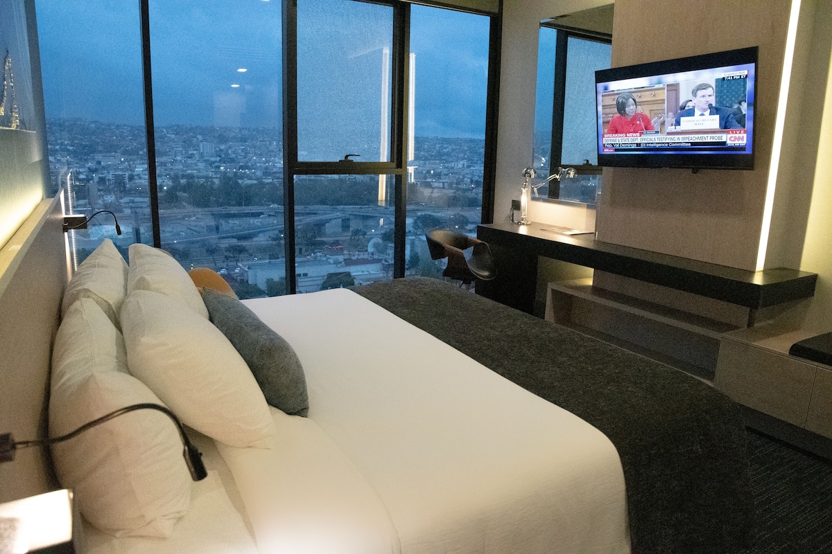 Master Suite | Luxe beddengoed, een kluis op de kamer, een bureau, een laptopwerkplek