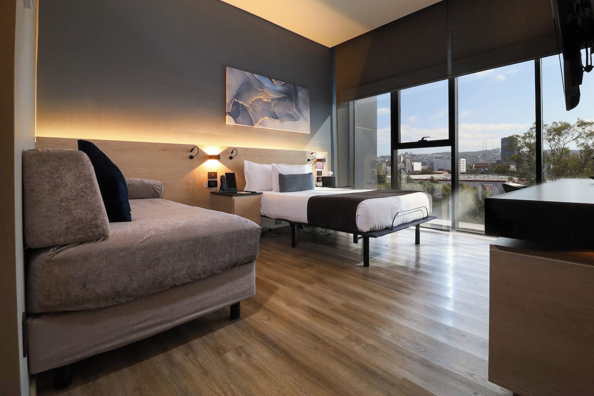 Handicap | Luxe beddengoed, een kluis op de kamer, een bureau, een laptopwerkplek