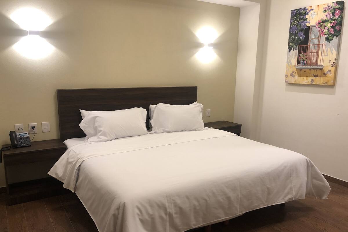 Kamar Single Comfort | 1 kamar tidur, seprai antialergi, busa memori, dan meja kerja