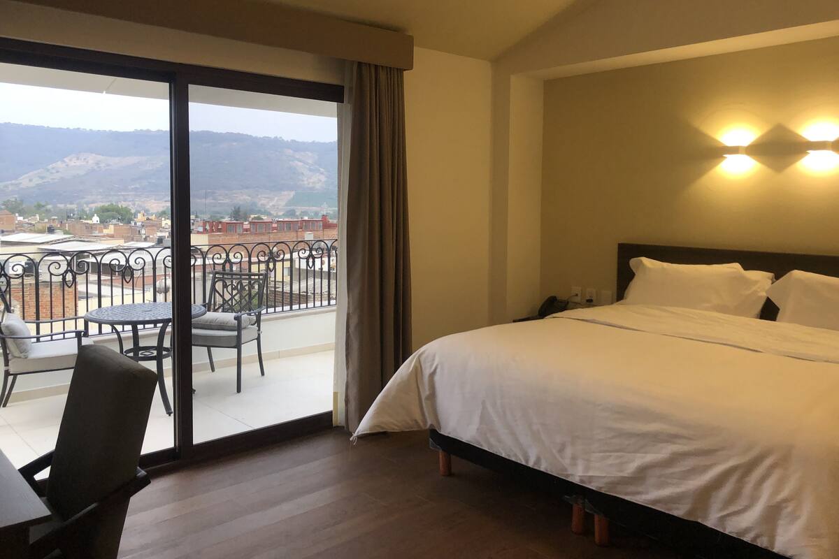 Suite Kota, pemandangan kota | 1 kamar tidur, seprai antialergi, busa memori, dan meja kerja