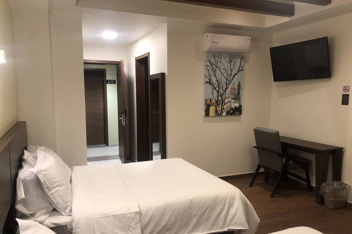 Kamar Double atau Twin Keluarga | 1 kamar tidur, seprai antialergi, busa memori, dan meja kerja