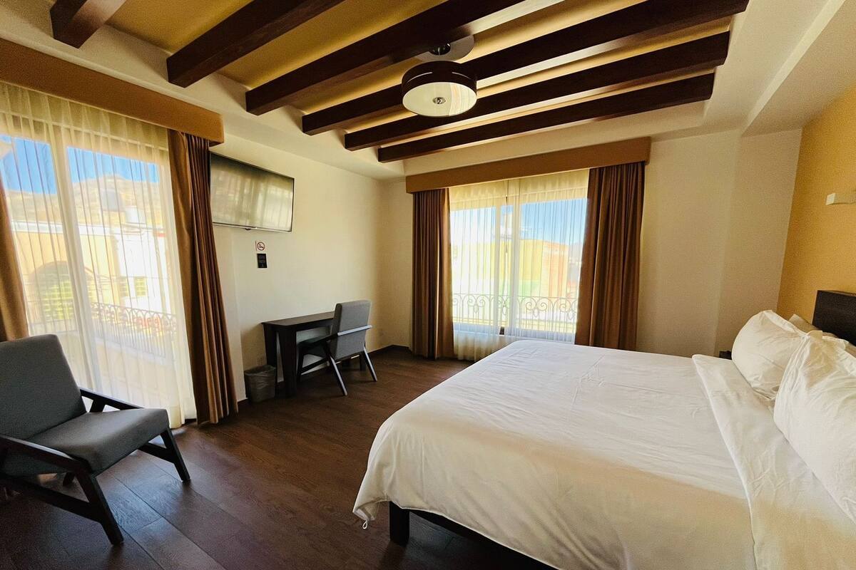 Suite Basic, pemandangan kota | 1 kamar tidur, seprai antialergi, busa memori, dan meja kerja