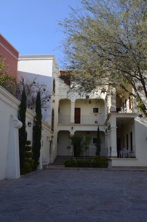 Front of property - Hotel Mariazel (Ezequiel Montes)