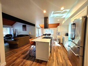 Fridge, microwave, oven, stovetop - Sunriver Escape with Golf Views, Hot Tub & BBQ (Sunriver)