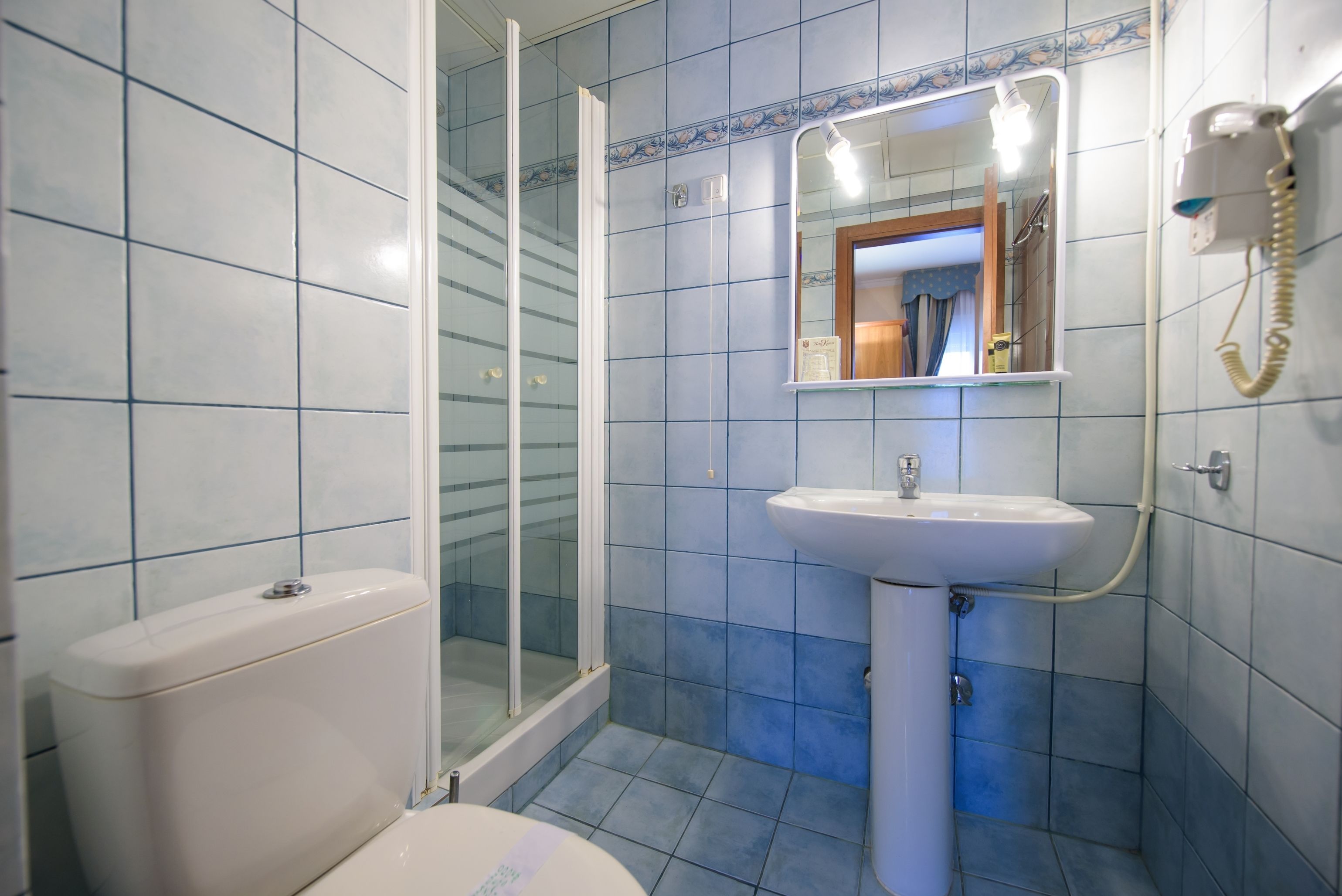 standard single room, lake view | bathroom | shower, free toiletries, hair dryer, towels