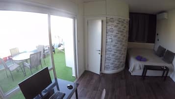 2 bedrooms, iron/ironing board, internet, bed sheets