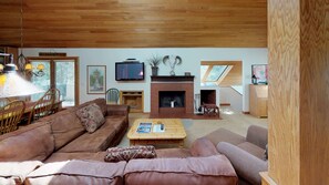 TV, lareira, DVD player, livros