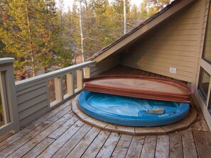Outdoor spa tub - Sunriver Stay with Access to Exclusive Golf (Sunriver)