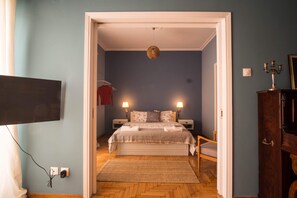3 habitaciones, tabla de planchar con plancha y cuna de viaje