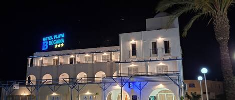 A hotel with a sign reading "HOTEL PLAZA BOCANNA".