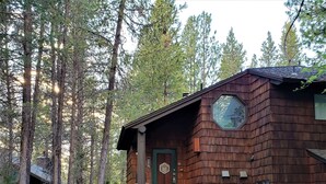 A log cabin with a green door, a hexagonal window, and a number '59' on the wall. - Golf-View Escape with Access to The Cove (Bend)