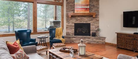 Televisión, chimenea, reproductor de DVD y futbolito