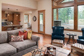 TV, fireplace, DVD player, table football - Sable Rock Lodge with Access to Exclusive Golf (Bend)