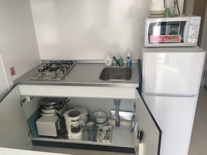 Refrigerador, microondas, cafetera y tetera y tetera eléctrica