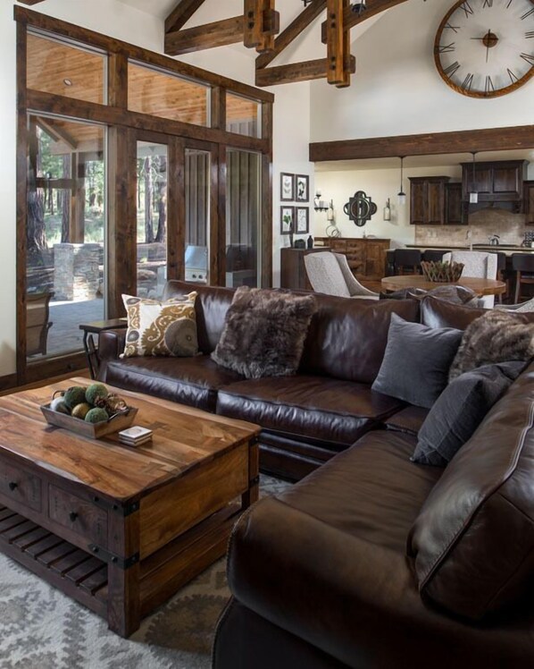 TV, caminetto, lettore DVD, tavolo da calcetto