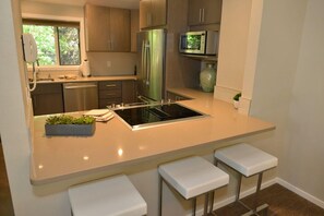 Refrigerador, microondas, horno y parrilla de estufa 