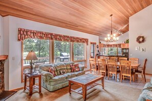 TV, caminetto, lettore DVD, impianto stereo