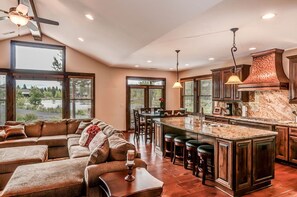 TV, fireplace, DVD player - Lakeview Escape with Hot Tub, BBQ & Spacious Living (Bend)